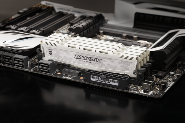 Paměťový modul CRUCIAL 8GB DDR4 3200MHz Ballistix Sport LT bílá white