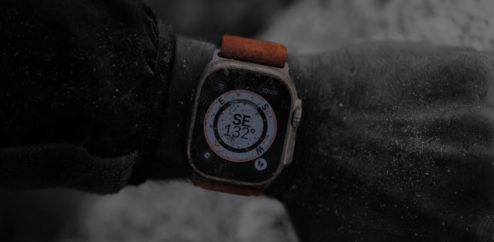 Chytré hodinky APPLE Watch Ultra GPS + Cellular 49mm Titanium Case with Starlight Alpine Loop  Lar