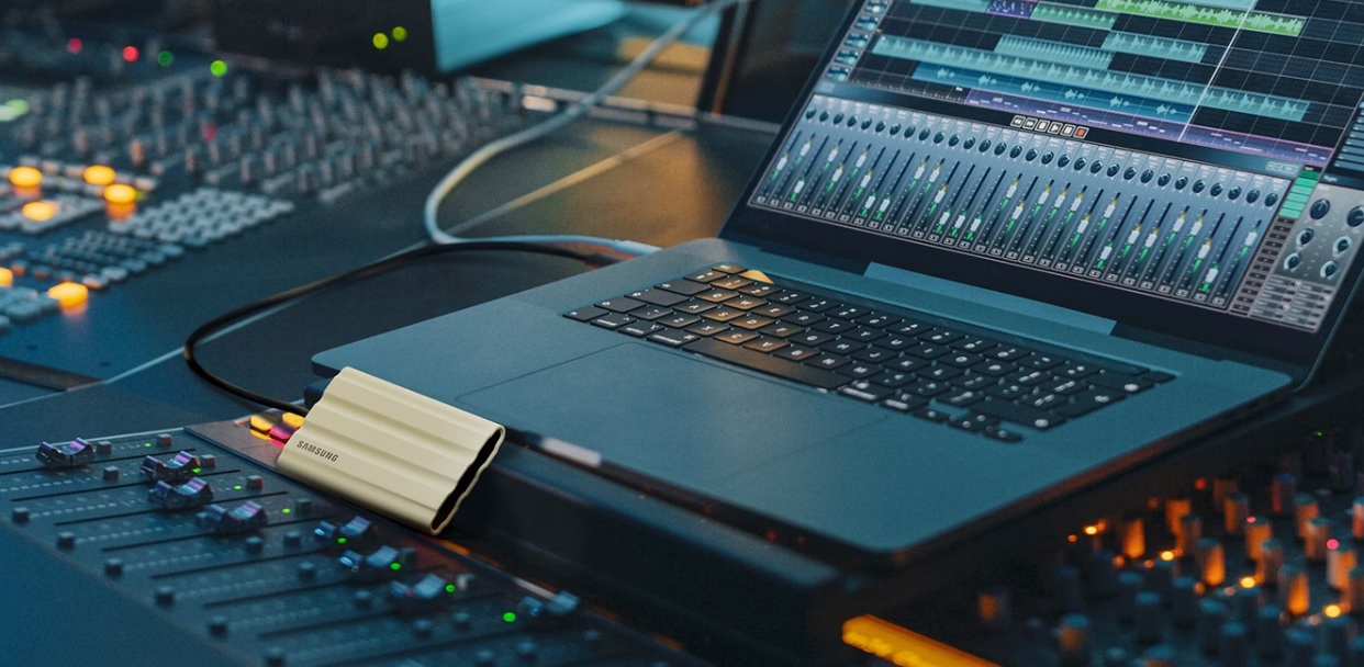 Externí SSD disk SAMSUNG T7 Shield 4TB černý