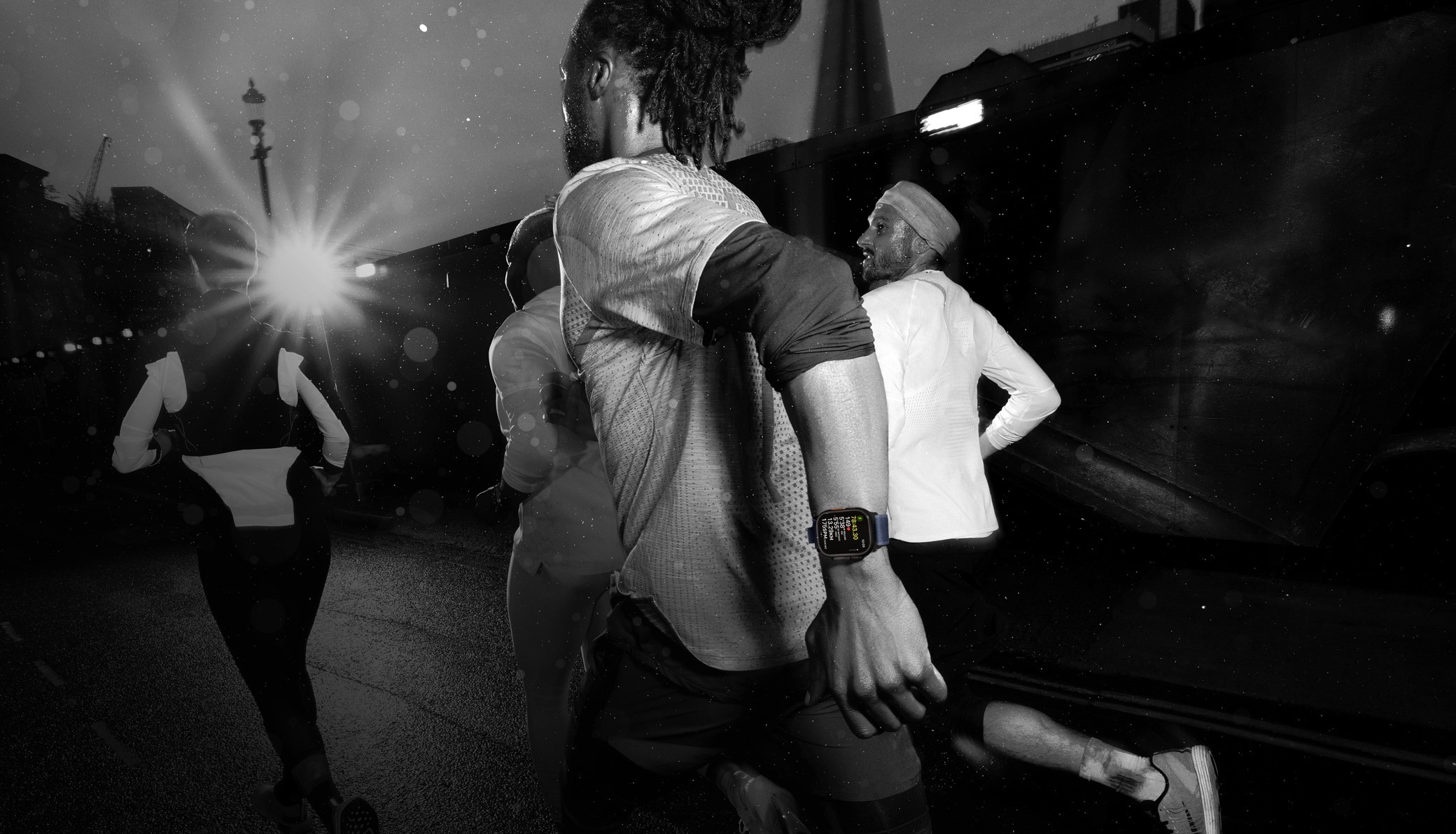  APPLE Watch Ultra 2 49mm Černý titan s černým trailovým tahem  ML