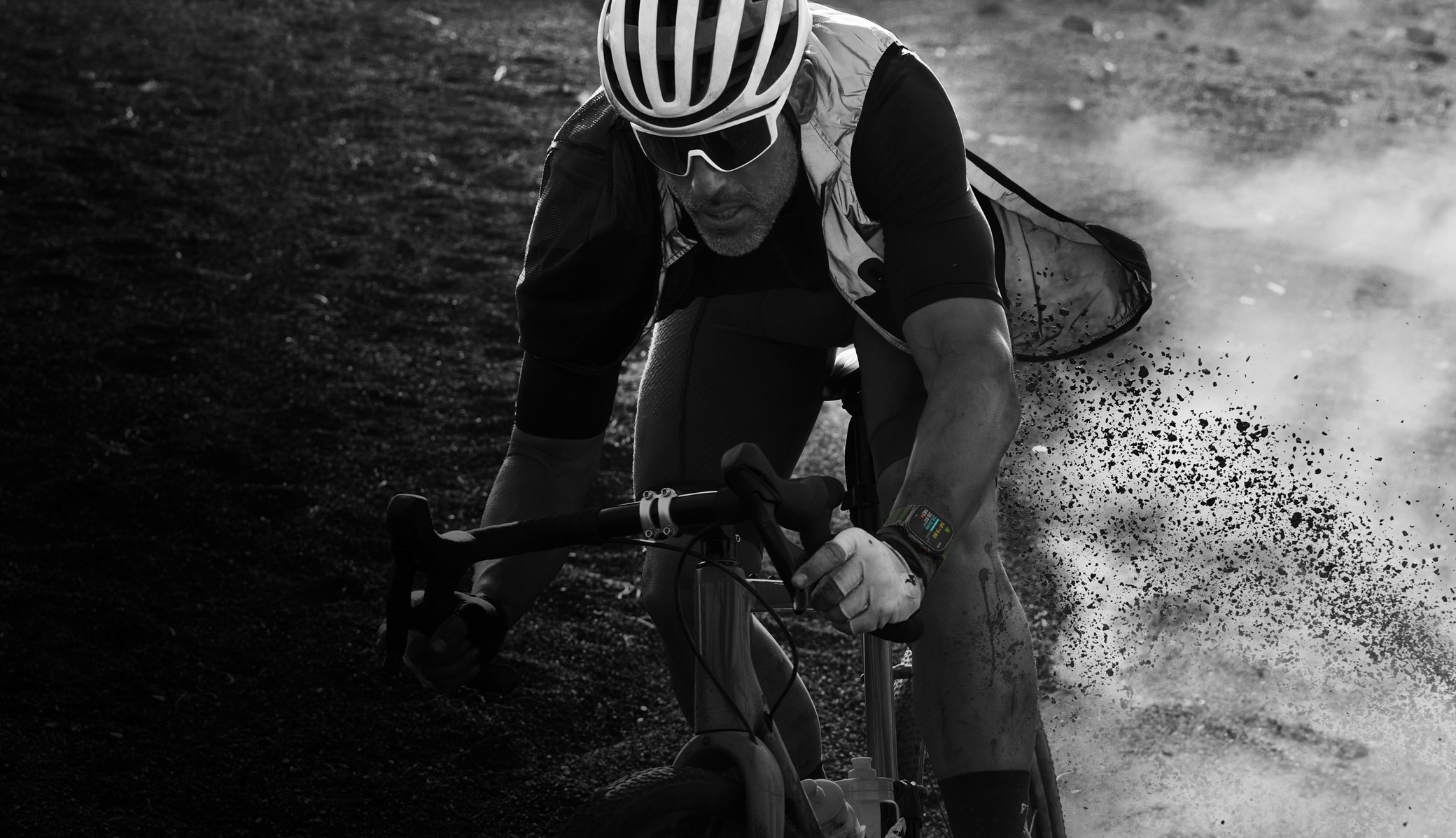  APPLE Watch Ultra 2 49mm Černý titan s černým trailovým tahem  ML