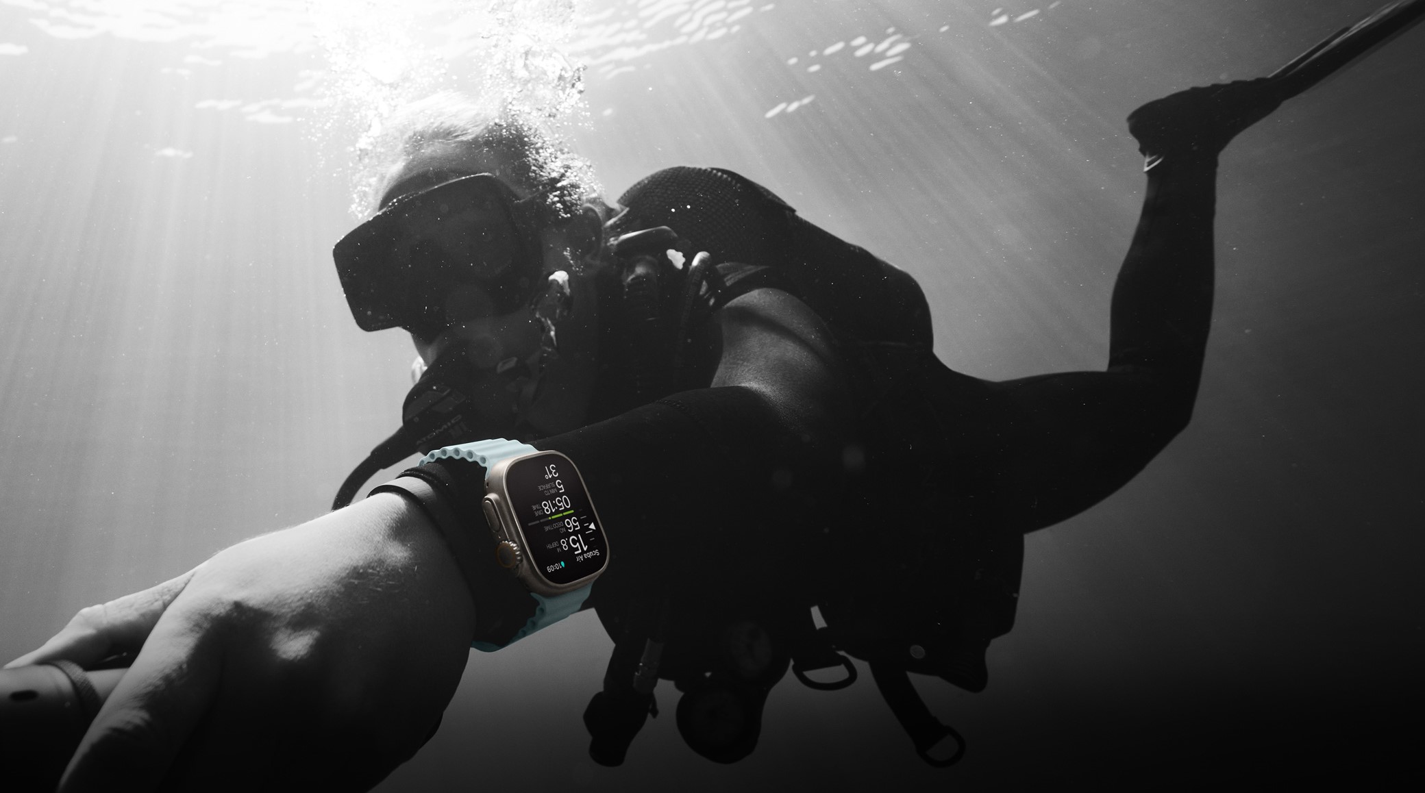  APPLE Watch Ultra 2 49mm Černý titan s černým trailovým tahem  ML