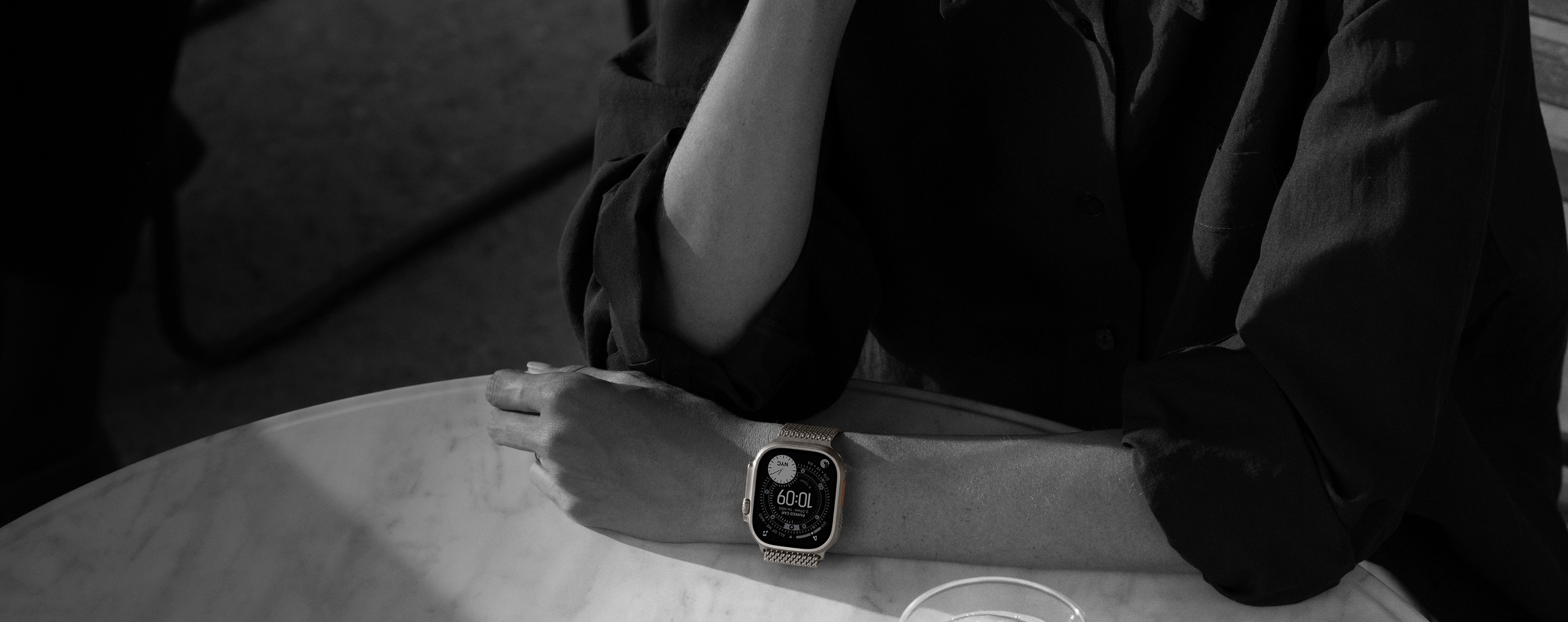 Chytré hodinky APPLE Watch Ultra 3 49mm Přírodní titan s ocelově modrým oceánským řemínkem