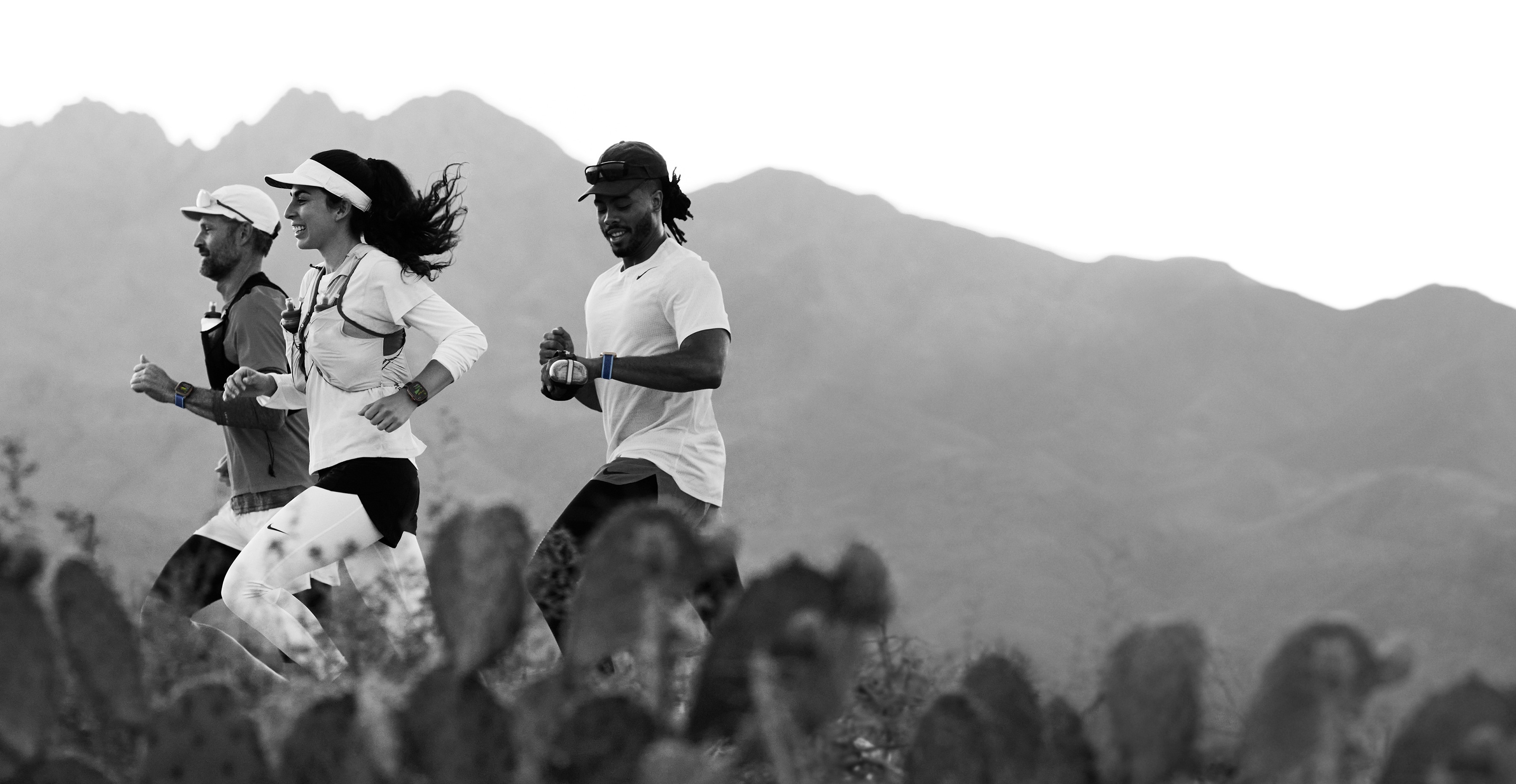 Chytré hodinky APPLE Watch Ultra 3 49mm Černý titan s černým oceánským řemínkem