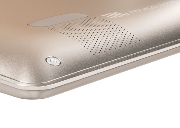 Notebook Yoga 910 s reproduktory JBL nabízí výrazně vyšší kvalitu zvuku.